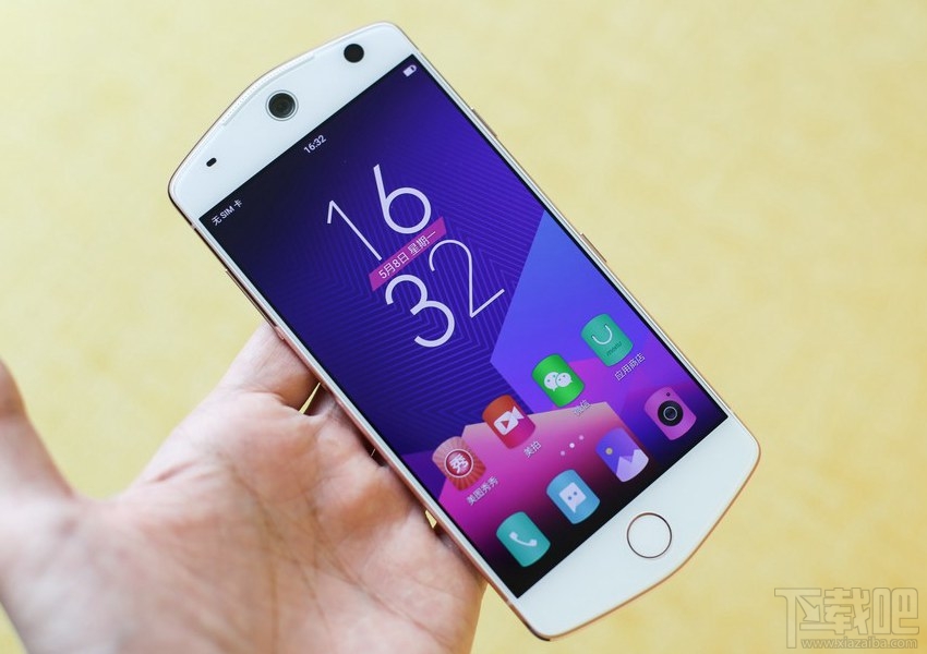 美图M8月光白好看吗？美图M8白色真机开箱图片欣赏