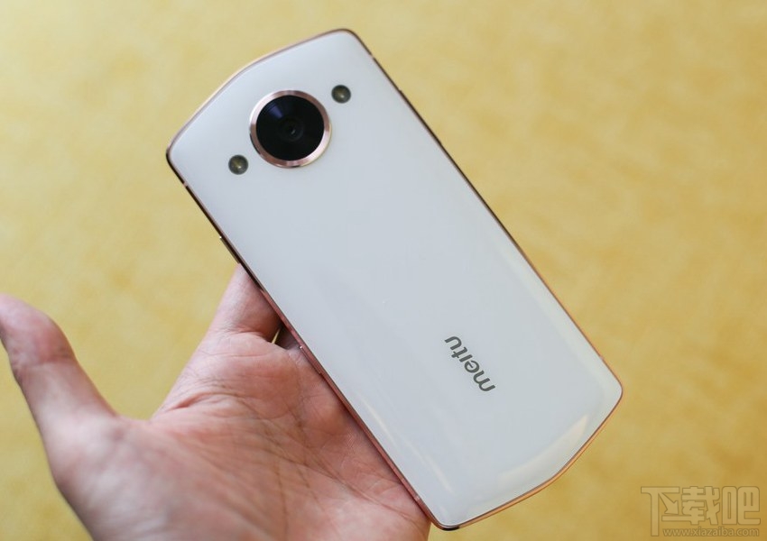 美图M8月光白好看吗？美图M8白色真机开箱图片欣赏