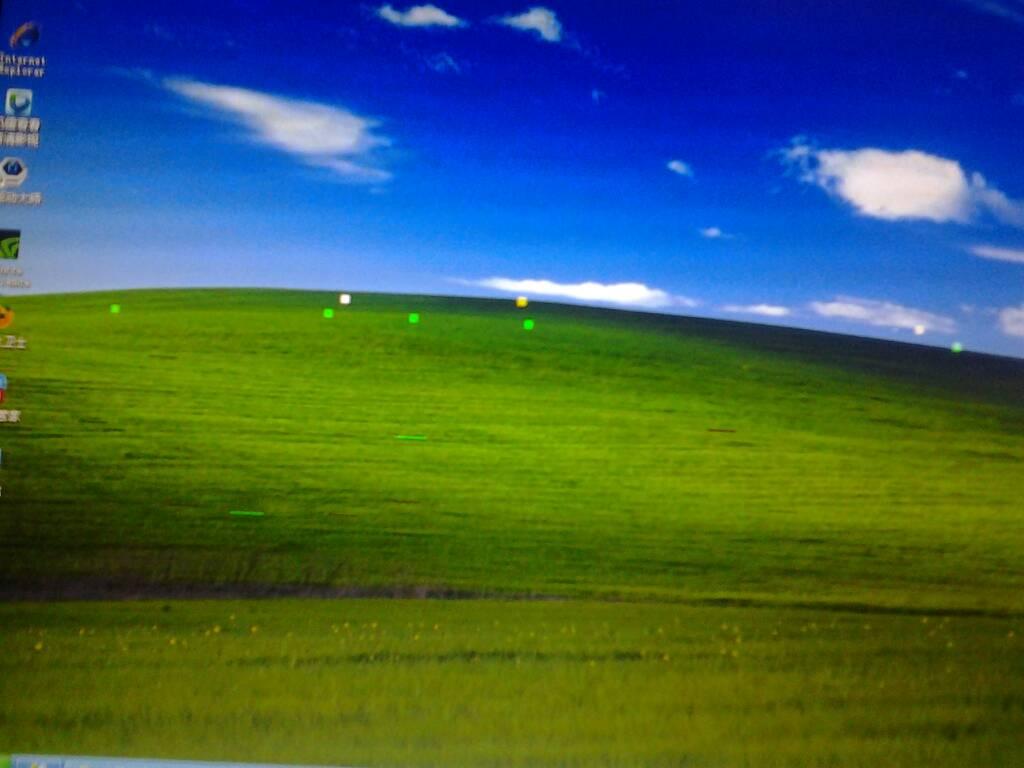 电脑屏幕上有许多彩色小点怎么回事?