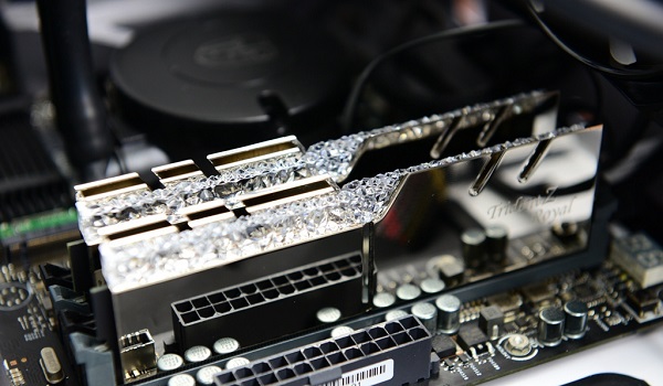 芝奇 皇家戟DDR4-3200评测跑分参数介绍