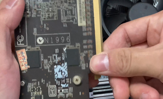 显卡金手指怎么擦