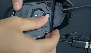 鼠标配重块如何拆下来