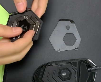 鼠标配重块一般按在哪个位置