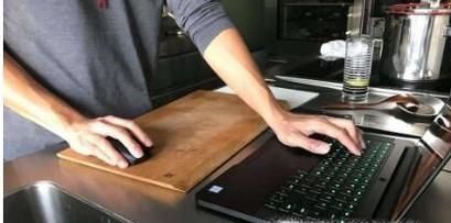 电脑卡住不动怎么办？