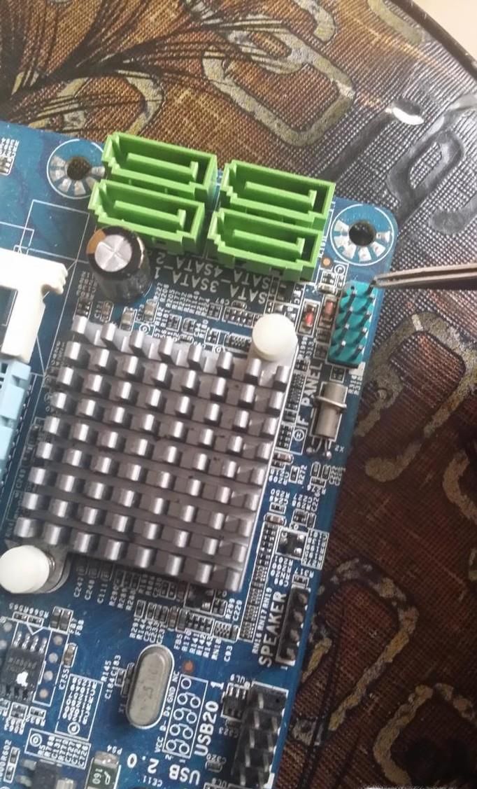 主板针脚不小心弄弯了怎么办