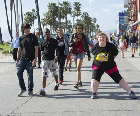 马卡龙玩图APP中将路人一键删除具体操作方法