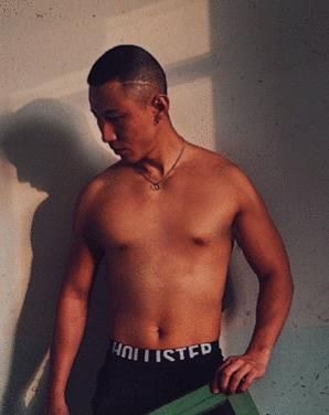 美图秀秀如何使用一键P腹肌功能？